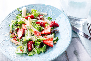 Spargelsalat mit erdbeeren