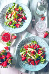 Spargelsalat mit erdbeeren