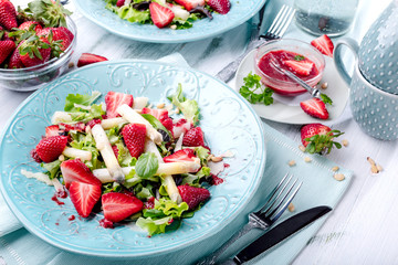 Spargelsalat mit erdbeeren