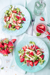 Spargelsalat mit erdbeeren