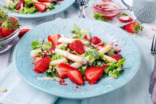 Spargelsalat mit erdbeeren