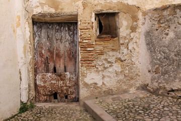 Puerta y ventana antiguas en fachada