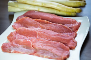 rohe Kalbsschnitzel mit Spargel