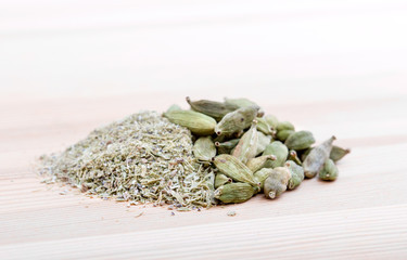 raw and crushed cardamom
