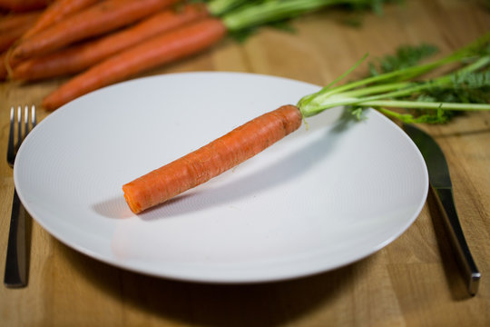 angebissene Karotte auf Teller