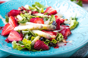 Spargelsalat mit erdbeeren