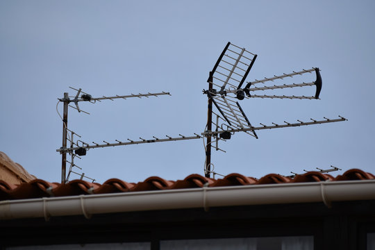 Antennes de t&eacute;l&eacute;vision sur un toit