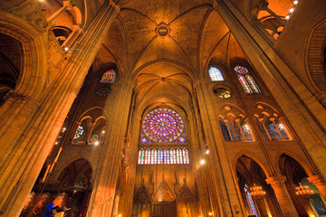 Intérieur de la cathédrale Notre-Dame de Paris - obrazy, fototapety, plakaty