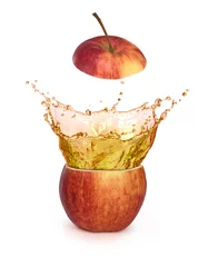 Papier Peint photo autocollant Jus éclaboussures de jus de pomme à l& 39 intérieur d& 39 une pomme rouge isolée, concept de jus frais