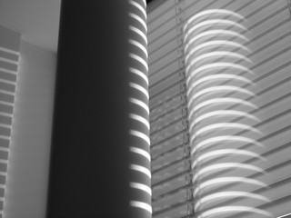 Licht und Schatten auf einer Säule in einem Hotelzimmer im Licht der aufgehenden Sonne in Münster...