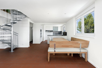 Fototapeta na wymiar Wohnzimmer mit Wohnküche und Wendeltreppe