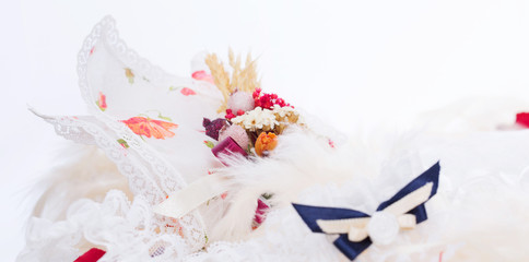 Fototapeta na wymiar Bomboniera da matrimonio con dettaglio del fiocco blu della giarrettiera