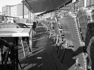Korbstühle unter der Markise auf der Veranda eines Restaurant am Kreativkai an der Hafenpromenade...