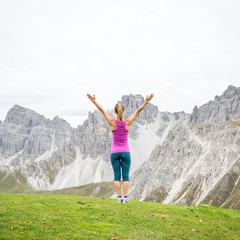 Naklejka premium young woman on top of the mountain