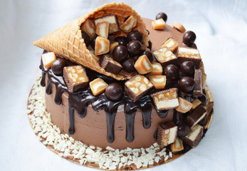 Шоколадный торт на белой скатерти/Chocolate cake on a white tablecloth