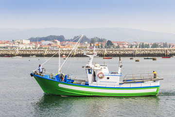 Obraz premium Green fishing boat at harbor