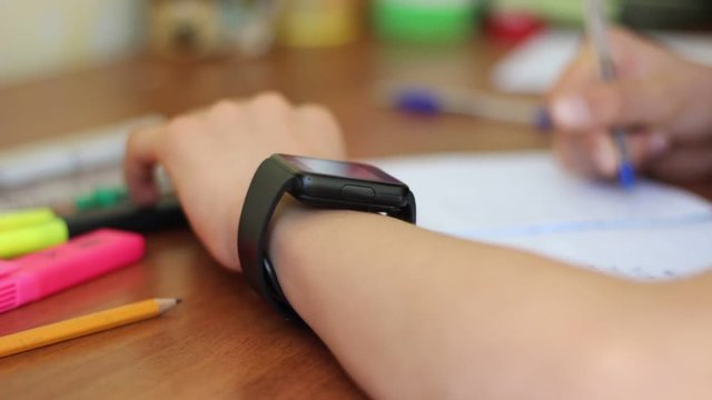 Young Student E-Learning Using Smart Watch. Smart Watches in Education