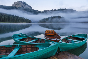 Fototapety  Krajobraz z górami, jeziorem i łodzią
