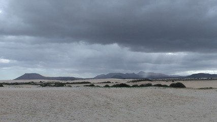 Obraz premium Sun rays over storm desert