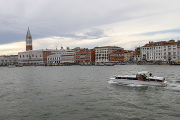Obraz premium ARRIVÉE PAR LE GRAND CANAL PLACE SAINT-MARC À VENISE