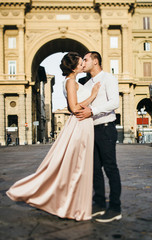 Obraz premium happy newlyweds in Italy