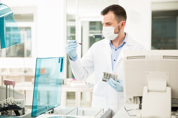 Fototapeta na wymiar Chemist analyzing blood in a lab