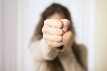 Weibliche Faust  am ausgestreckten Arm im Fokus 