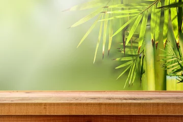 Rideaux tamisants Bambou Beau fond de nature en bambou et table en bois.