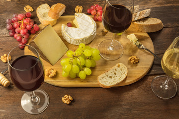 Wine and cheese tasting with bread and grapes