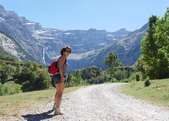 Fototapeta premium woman hiker and cirque de Gavarnie