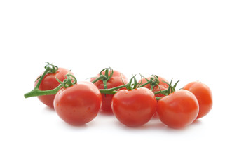 grappe de tomates mouillées isolée sur fond blanc