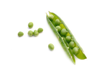 gros plan sur petits pois dans leur gousse sur fond blanc 