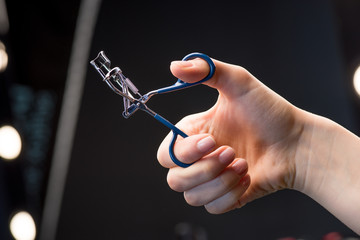 Makeup artist with curling tongs