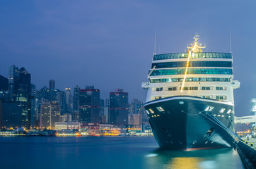 Obraz premium Cruise ship dock embarkment Port Ocean Terminal in Victoria Harbour and Hong Kong Skyline Cityscape at sunrise from Tsim Sha Tsui