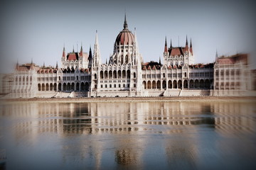 Fototapeta na wymiar la maestosità del parlamento di Budapest enorme bello imponente costruzione sul fiume grandioso