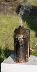 Naklejka premium Smoker beekeeping