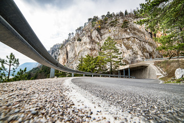 Strasse mit Leitplanke und Tunneleinfahrt - Hohe Wand Niederösterreich