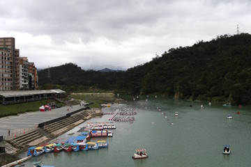 Naklejka premium アヒルボート置き場と川