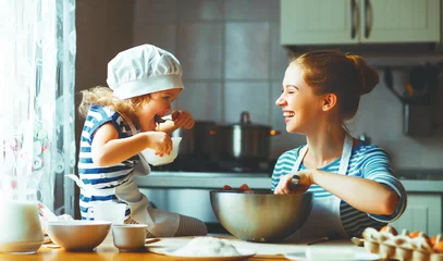 Crédence de cuisine en verre imprimé Cuisinier famille heureuse dans la cuisine. mère et enfant préparent la pâte, font des biscuits