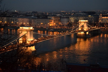 Fototapeta premium notte a budapest luci capitale ponte illuminato di sera