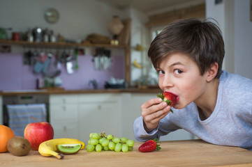 Junge isst Obst und vitaminreiche Früchte für eine gesunde Ernährung