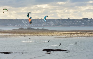Plusieurs personnes pratiquent le Kitesurf en Bretagne