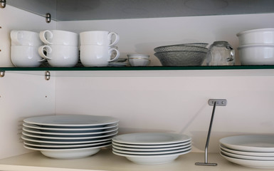 Geschirr im Schrank