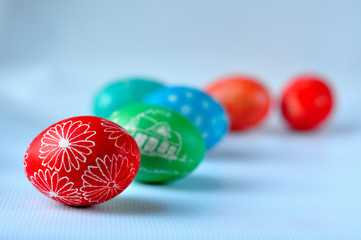 Kolorowe, grawerowane jajeczka wielkanocne. - obrazy, fototapety, plakaty