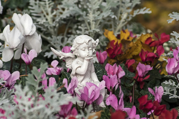 Porzellanengel im Blumenbeet
