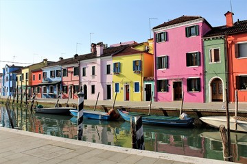 Fototapeta na wymiar Burano tipico canale con barche