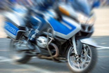 ein Motorrad der Polizei bei schneller Fahrt