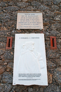 Italia, 16/03/2017: targhe in memoria degli scrittori Guy de Maupassant e Francesco Petrarca nel porto di Portofino