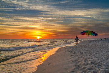 Obraz premium Elderly women on the beach at sunset.
