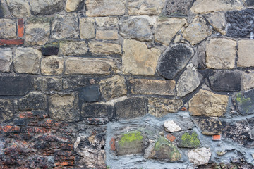 Stary kolorowy kamienny mur.